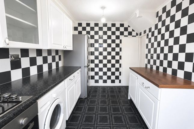31, Castle Close, London photo 2