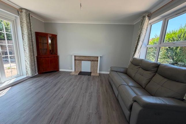 117 Saxon Drive, London photo 4