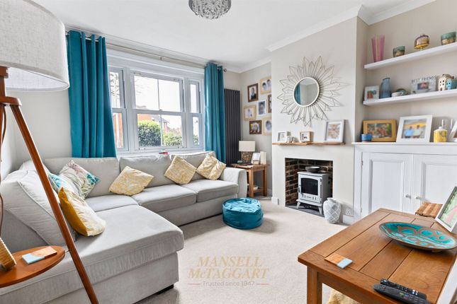 77 Dunnings Road, East Grinstead photo 2