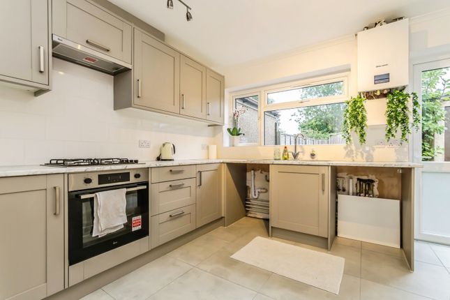 92, Wolsey Crescent, Croydon photo 4