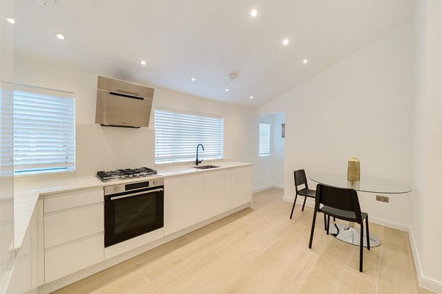 Flat First Floor Flat, 30, Ilbert Street, London photo 2