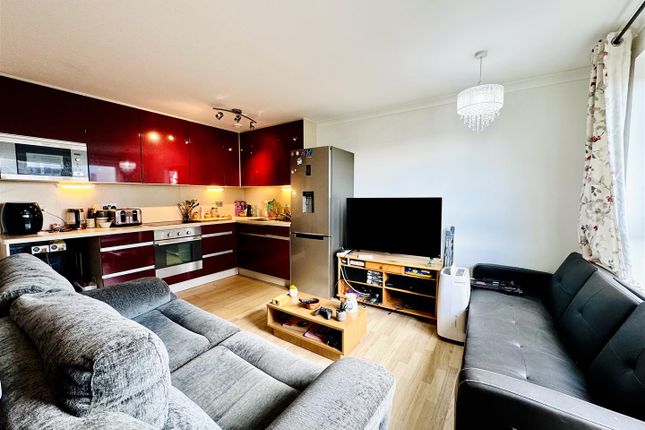 1-bed flat on 416 Skyline Plaza, Alencon Link, Basingstoke, £159,000