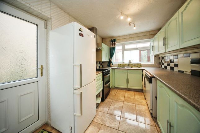 Link-detached house for sale in Benson Close, Luton