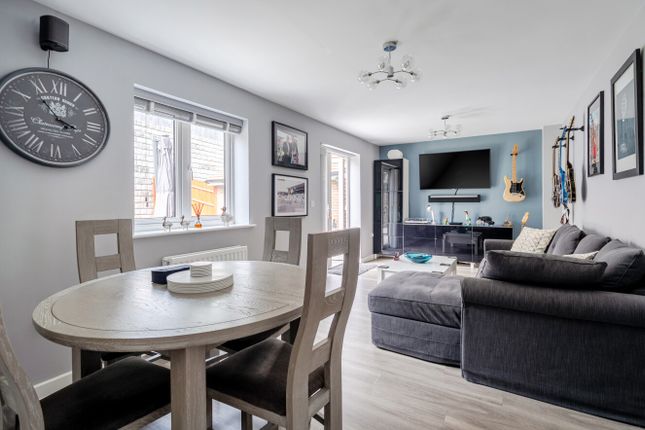 4, Walton Close, Hampshire photo 4