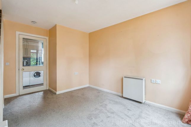 12 St. Martins Close, Watford photo 3