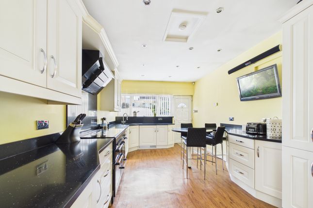 17, Forest Close, BEWDLEY photo 2