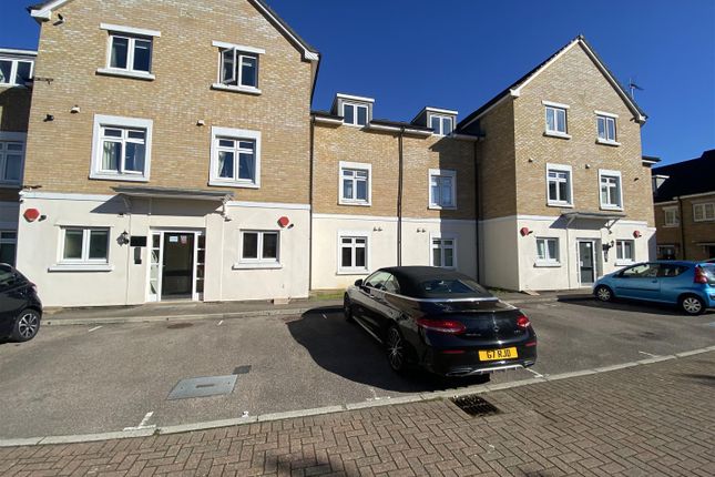 Flat to rent in Brownlow Close, New Barnet, Barnet