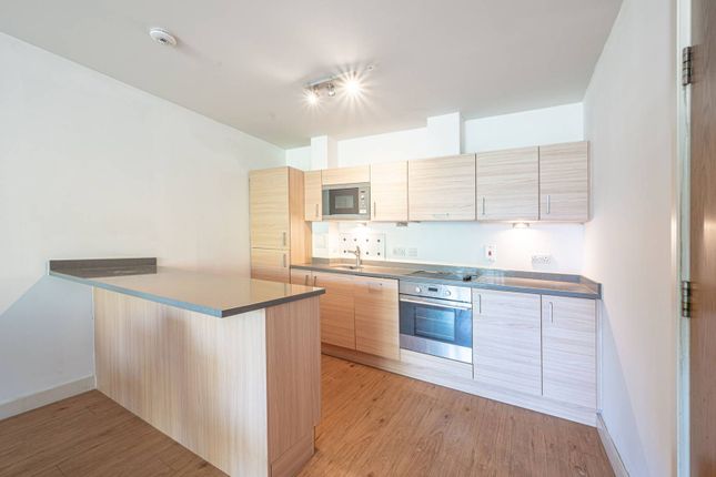Flat to rent in Heritage Avenue, Colindale, London