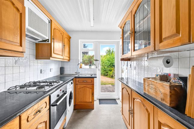 28, Springvale Avenue, Brentford photo 4