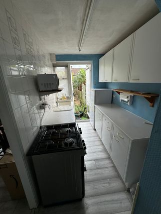 18, Maypole Crescent, Ilford photo 3