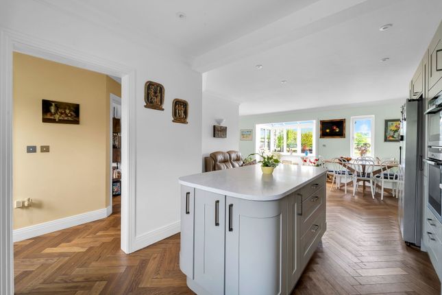 9, Summer Close, West Byfleet photo 2