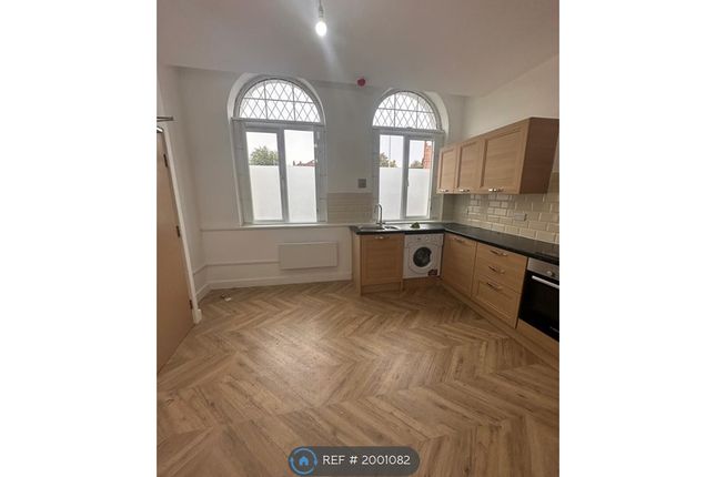 Thumbnail Flat to rent in Roundhay Road, Leeds