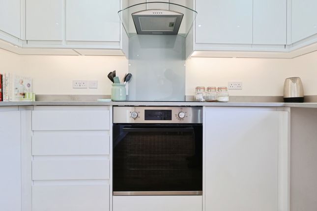 2, Orchard Way, Breachwood Green photo 3