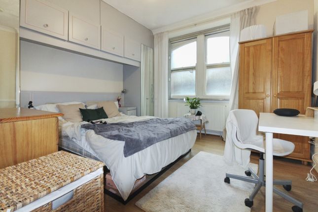 Flat for sale in Moscow Road, London
