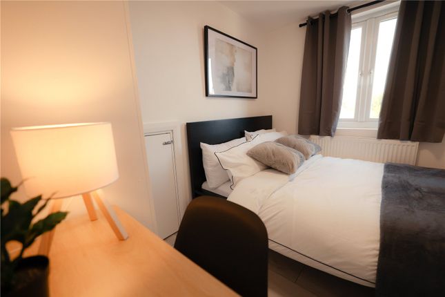Room 3, 307, Rochfords Gardens, Berkshire photo 3