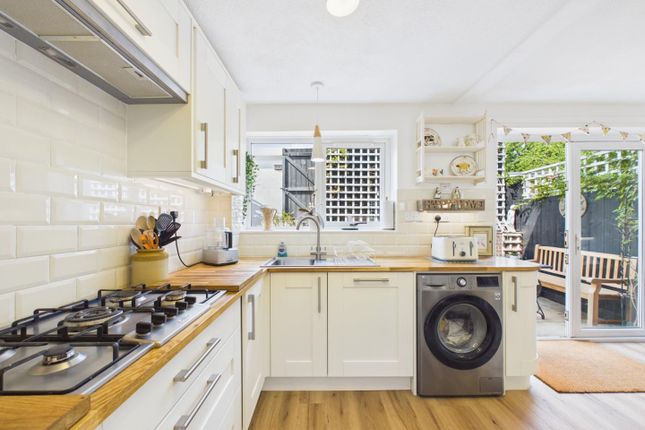 15, Kempton Close, Bristol photo 4