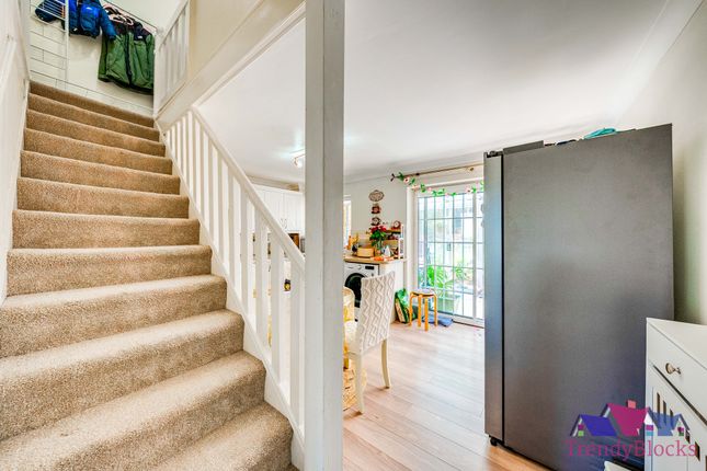 28, Woodhurst, Chatham photo 4