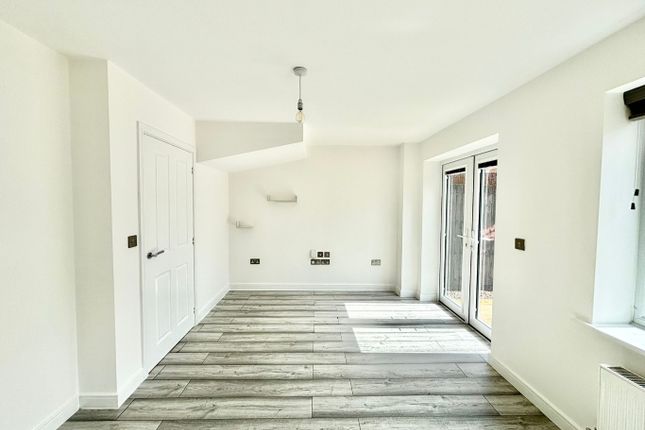 13, Lingholme Drive, Rochdale photo 4