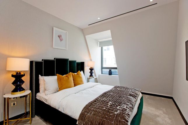 Flat to rent in Golden Square, Soho, London