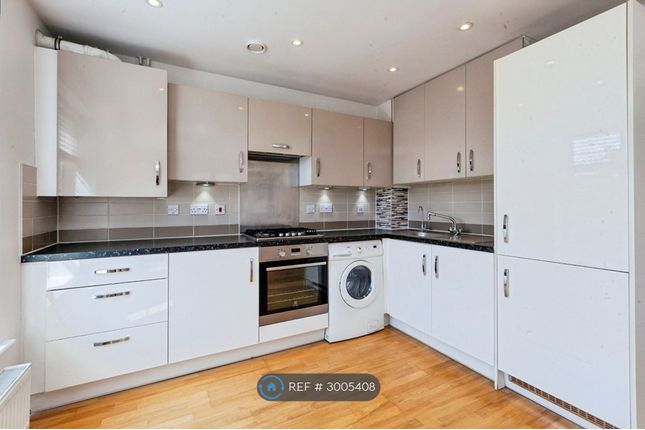 Flat  Meredew Place, Kings Reach, Slough photo 3