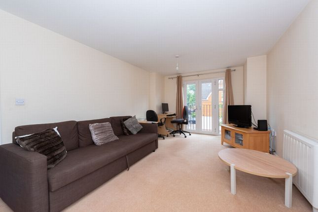 Woodside Court, Farnborough photo 4