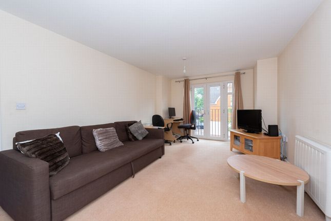 Flat to rent in Woodside Court, Farnborough