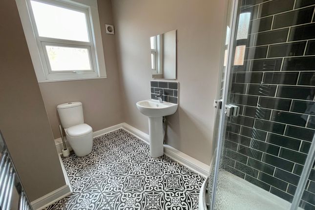 Room 1, 26, Sholebroke Mount, Leeds photo 4