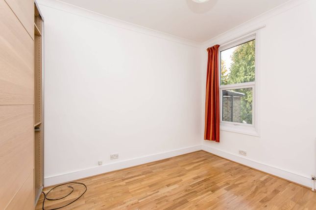 Flat to rent in Bolton Road, Harlesden, London