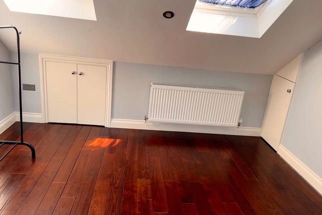 41 Charlton Park Lane, London photo 5