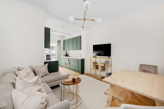 Flat to rent in Pembridge Villas, London