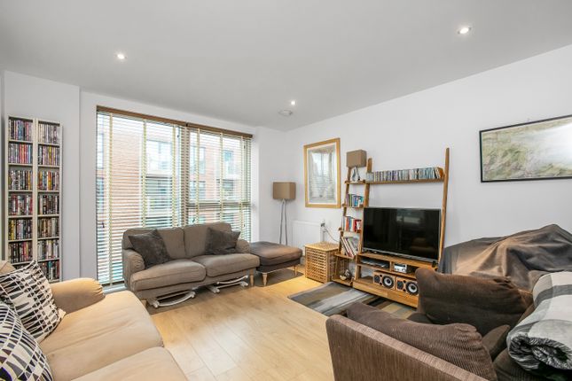 15 Leigh Court*, Sam King Walk, London photo 2