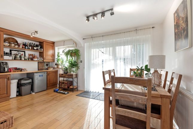 132, Dale Avenue, Edgware photo 3