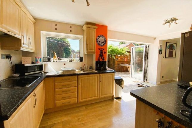 4 Debden Walk, Hornchurch photo 2
