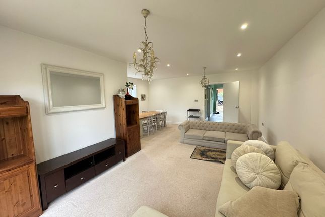 4 Cressex Square, Booker, High Wycombe photo 4