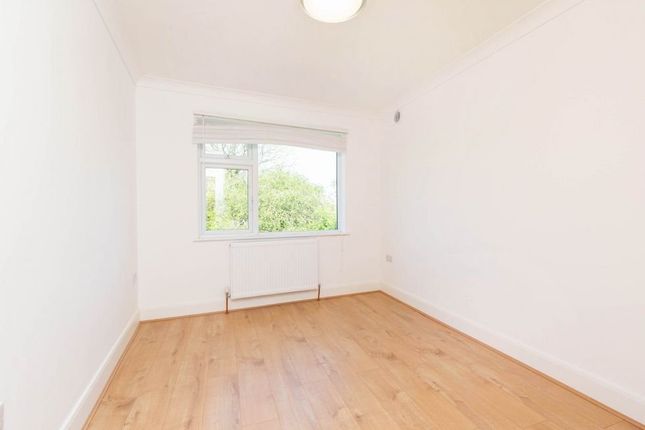 Flat to rent in Park Chase, Wembley