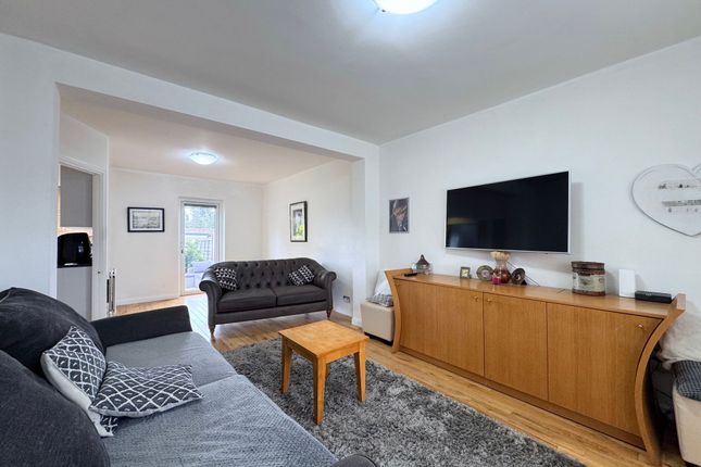 99 The Greenway, London photo 2