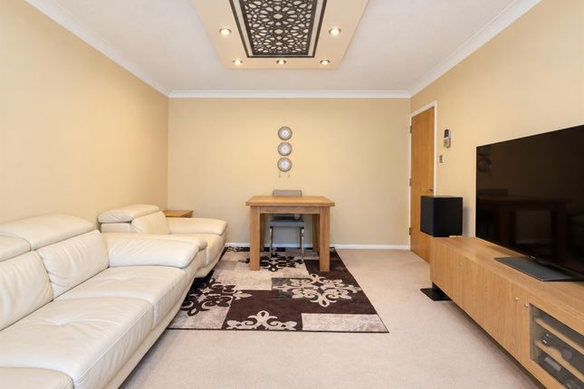 8, Greensleeves House, Norwood Green photo 2