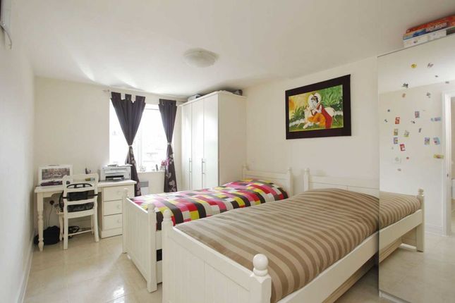 Flat to rent in Greyhound Hill, London