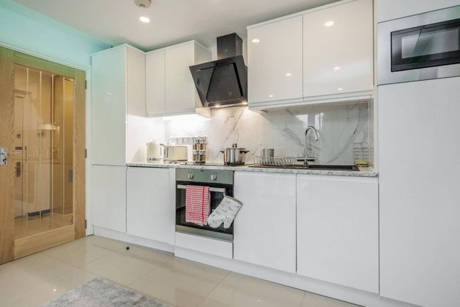 Flat for sale in Oman Avenue NW2, Gladstone Park, London,
