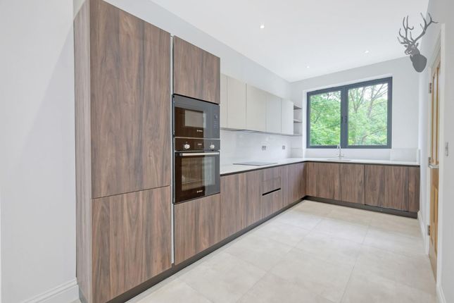 2 Pino Way, Kings Head Hill, London photo 3