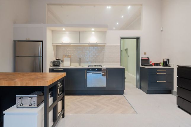 Flat 2, 151, Holland Park Avenue, London photo 2
