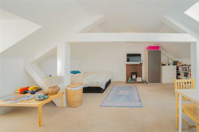 Flat for sale in Queen's Gate Gardens, London