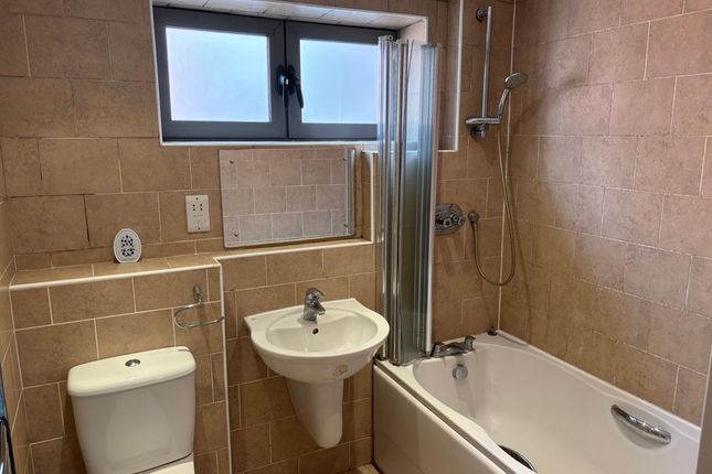14 Westgate Central, Westgate, Wakefield photo 4