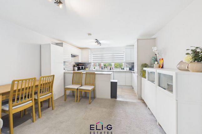 Flat 18 Lakeside Lodge, 131, Bridge Lane, LONDON photo 3