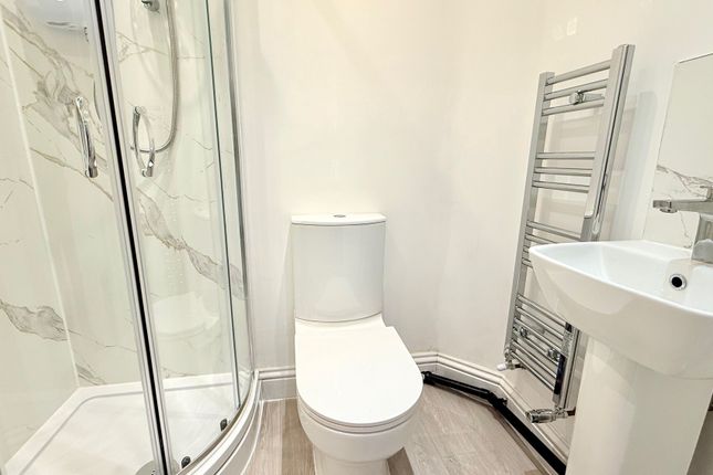 Room 1 239, London photo 2