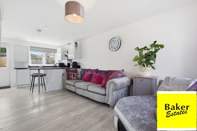 102a, Arrowsmith Road, Chigwell photo 3