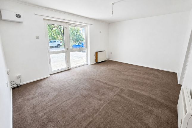 Flat 3 Steart Court, Esplanade, Somerset photo 2
