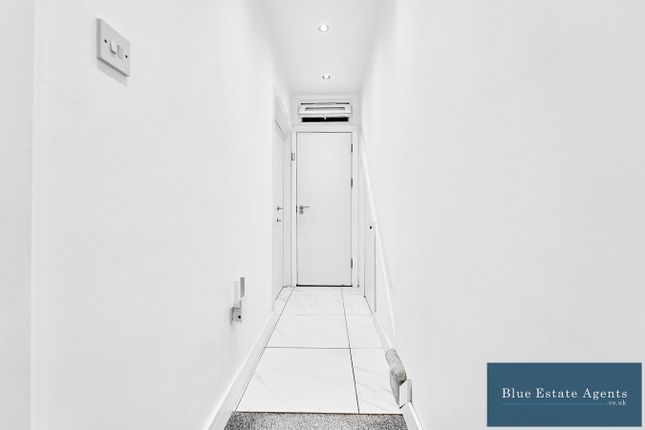 147, Long Readings Lane, Slough photo 4
