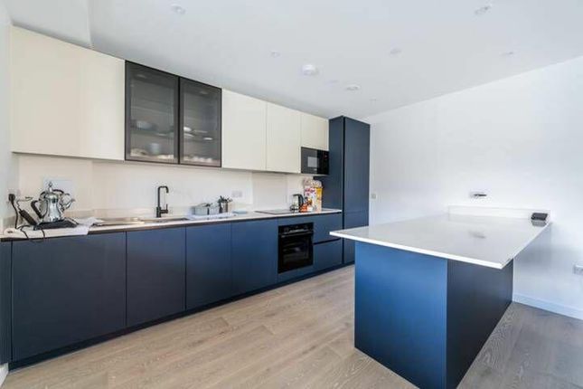 Flat to rent in 210 Kilburn Park Road, London