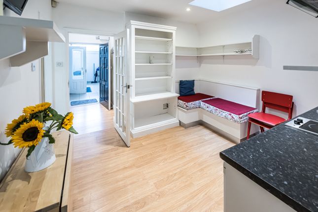 Flat for sale in Altenburg Gardens, Battersea, London